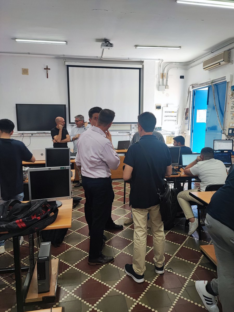 ErasmusTrinidad's tweet photo. Hoy en @SalesianosSTRD hemos tenido la visita de la empresa alemana Hoffmann donde tenemos 5 alumnos de nuestro GS de Electricidad trabajando en Frankfurt.
Seguimos estrechando lazos por Europa ✍️🇩🇪🇪🇺🇪🇸 https://t.co/xWX7iGgzbk