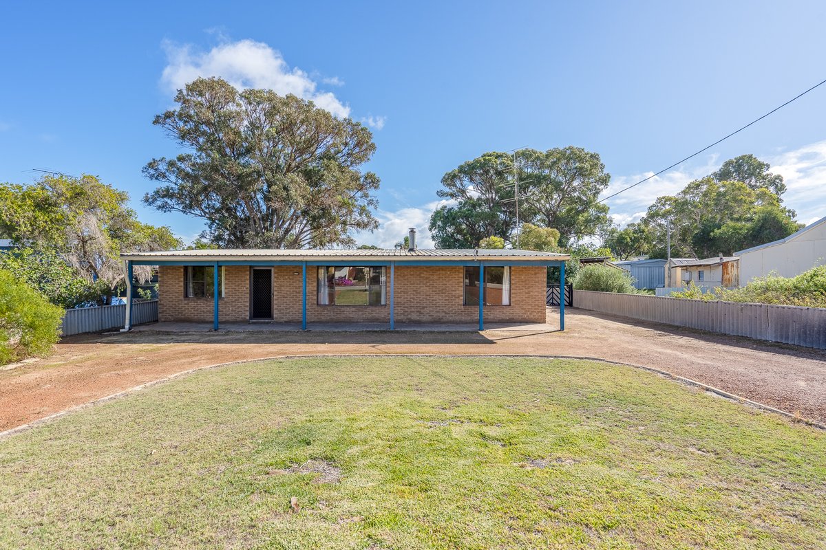 PerryMandurah's tweet photo. In a prime location surrounded by amenities and a selection of amazing beaches. Live the Beachside lifestyle within this well-presented open-plan 3-bedroom home. Side access to a huge yard. Pets considered. For more info visit https://t.co/WIbo3cZrid or call Sal Ford on 9535 1822 https://t.co/S5PZPf6lCt