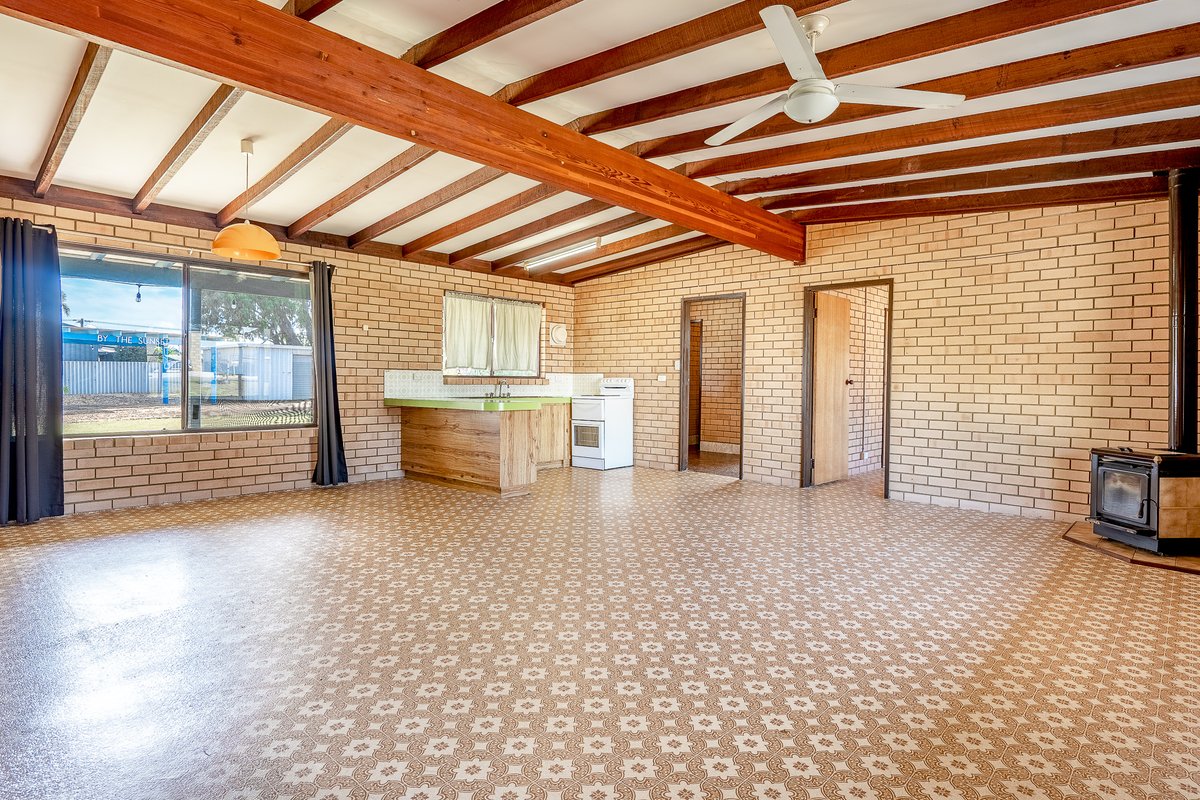 PerryMandurah's tweet photo. In a prime location surrounded by amenities and a selection of amazing beaches. Live the Beachside lifestyle within this well-presented open-plan 3-bedroom home. Side access to a huge yard. Pets considered. For more info visit https://t.co/WIbo3cZrid or call Sal Ford on 9535 1822 https://t.co/S5PZPf6lCt