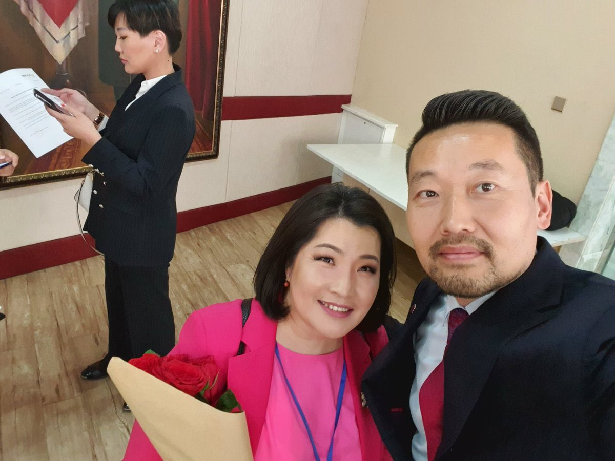 Гэгээнтний дүр эсгэсэн бас 1 хулгайч Х.Ганхуяг. Эгчийнх нь "Вертекс майнинг партнерс" ХХК Хөгжлийн банкнаас 33 тэрбумын зээл авангуутаа,  Х.Ганхуягийн данс руу 470 саяыг нь шилжүүлсэн. Хас банкны барьцаанд байсан үл хөдлөх хөрөнгүүдээ ХБ-нд давхар барьцаалж бж 33 тэрбумыг авсан.