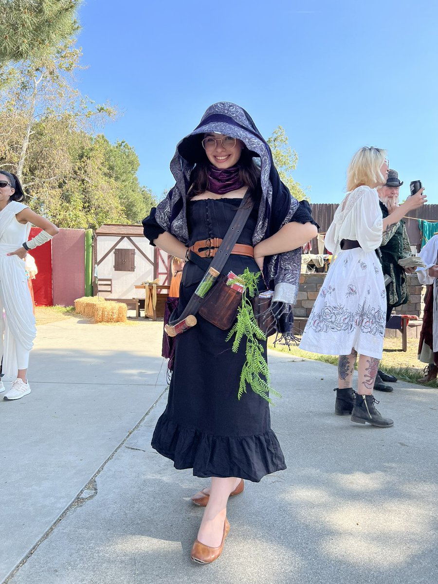 Ren faire ‘twas gas, and I’m so pleased with how my re4 merchant-inspired wench fit turned out 💕