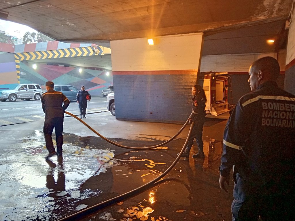 Como parte de Mantenimiento a nuestras instalaciones del Cuertel Central del Cuerpo de Bomberos de Caracas, se realizó un baldeo en el sótano de la institución con el objetivo de mantener en buenas condiciones nuestras áreas bomberiles. 
#MaduroMásPueblo