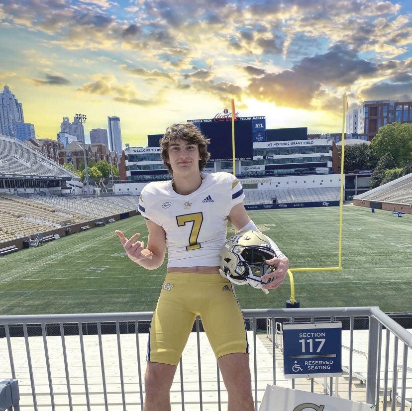 Blessed to receive an offer from <a href="/GTFootball/">Georgia Tech Football</a> after a great talk <a href="/Buster_Faulkner/">Buster Faulkner</a> 🐝🐝
<a href="/JeremyO_Johnson/">Jeremy Johnson</a>  <a href="/MattDeBary/">Matt DeBary</a> 
@theUCReport <a href="/DemetricDWarren/">Demetric D. Warren</a> 
@Rivals_Clint @Swiltfong247 <a href="/adamgorney/">Adam Gorney</a> @MohrRecruiting @chadsimmons_ 
<a href="/DAWGHZERECRUITS/">Dawg House Recruiting</a> <a href="/coachdtwhite/">Derek White</a>