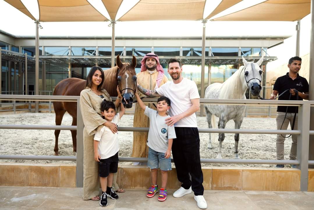 simplysaudia's tweet photo. #Messi #ميسي in #Riyadh #الرياض https://t.co/nsUpqPssrb