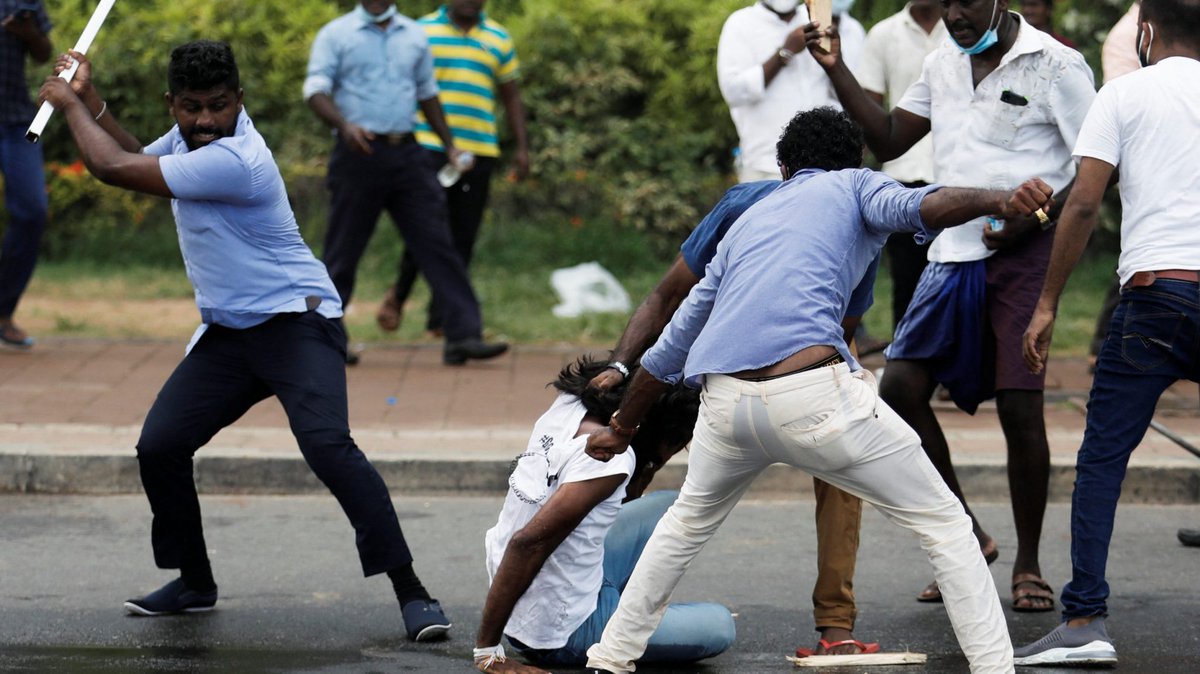 FahimFarook's tweet photo. I'm going to keep asking this every day till the govt takes some (any?) action. Join me and RT!

@RW_UNP When are you going to arrest people who brought the country to economic collapse? Or are you only arresting protestors and letting the politicos go?

Day 280 #JusticeLKA https://t.co/eIoNFw7Agc