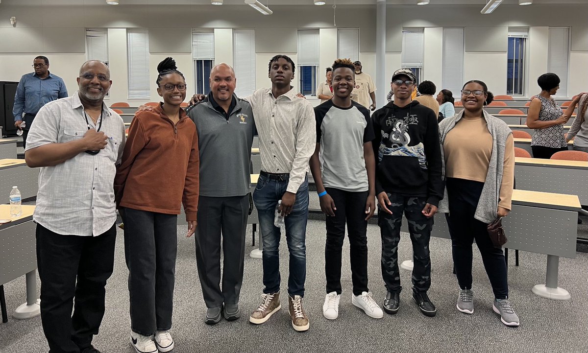 Principal Echols (@mvprincipal1) on Twitter photo Great PACES meeting tonight! Many thanks to our parents and students for the kind words and good food. Go Go Mustangs!! <a href="/meteavalley/">Metea Valley HS</a> Great PACES meeting tonight! Many thanks to our parents and students for the kind words and good food. Go Go Mustangs!! <a href="/meteavalley/">Metea Valley HS</a>