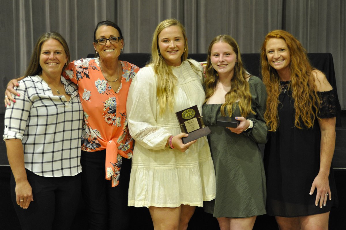 USIAthletics's tweet photo. A great banquet tonight by the @OVCSports to celebrate the 2023 softball season! @USISOFTBALL's Josie Newman and Allie Goodin received some postseason All-OVC hardware. Goodin shared OVC co-Player of the Year honors with Southeast Missouri's Aubrie Shore.
#GoUSIEagles #OVCit https://t.co/lFgJAShhSd