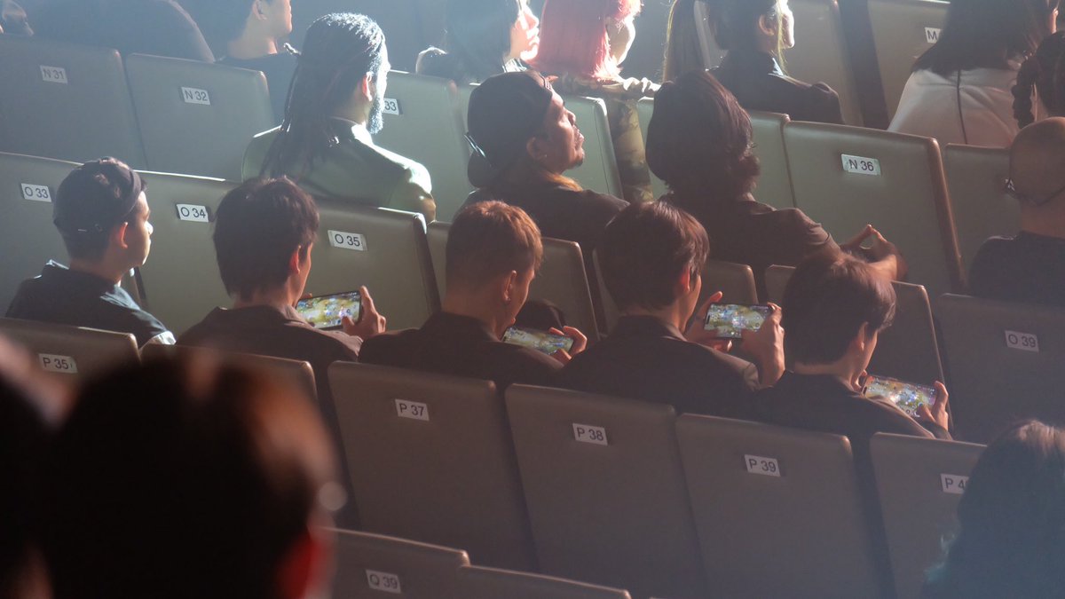 เอ็นดูThreemandown ระหว่างรอจะขึ้นรับรางวัลก็กดเกมกันไปเพลินๆแล้วเล่นโดนพอเพียงกันด้วย🤣😂 

#TheGuitarMagAwards2023
#Threemandown