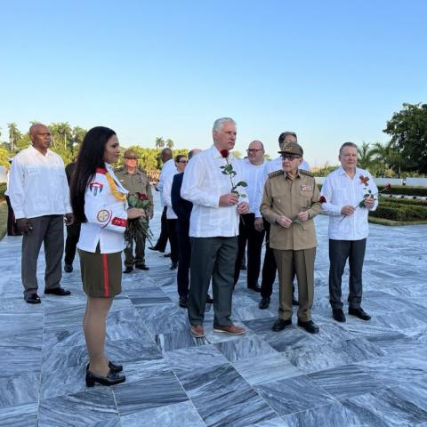 <a href="/EVilluendasC/">Enrique Villuendas</a> <a href="/MarioGarcesJim1/">Mario Garces Jimenez</a> <a href="/DiazCanelB/">Miguel Díaz-Canel Bermúdez</a> <a href="/agnes_becerra/">Agnes Becerra</a> <a href="/AdrianaRojasQba/">Adriana</a> <a href="/AlmaguerPerdomo/">Emilio Almaguer Perdomo</a> @chamberohoy <a href="/Daniela_Cuba1/">Daniela Méndez 🇨🇺</a> <a href="/RojoDCorazn1/">Cubano Rojo ☭🇨🇺</a> <a href="/ShadowsOfGreys/">Greys Gómez</a> <a href="/yordanyhabana/">𝐘𝐨𝐫𝐝𝐚𝐧𝐲𝐇𝐚𝐛𝐚𝐧𝐚 🇨🇺🇻🇪🇳🇮🇵🇸</a> <a href="/MiguelGreyAcua1/">🇨🇺Miguel Grey Acuña🇨🇺</a> <a href="/AleLRoss198/">AleLRoss</a> #CubaPorLaPaz 🇨🇺🕊️
Gratitud eterna a los héroes de esa epopeya, la victoria sobre el fascismo 🥊. Honrar honra 🌠. Y allí estuvo Raúl con el pie en el estribo y nuestro Presidente <a href="/DiazCanelB/">Miguel Díaz-Canel Bermúdez</a> siempre en primera línea, como muestra de respeto y consideración.
#DeZurdaTeam 🤝