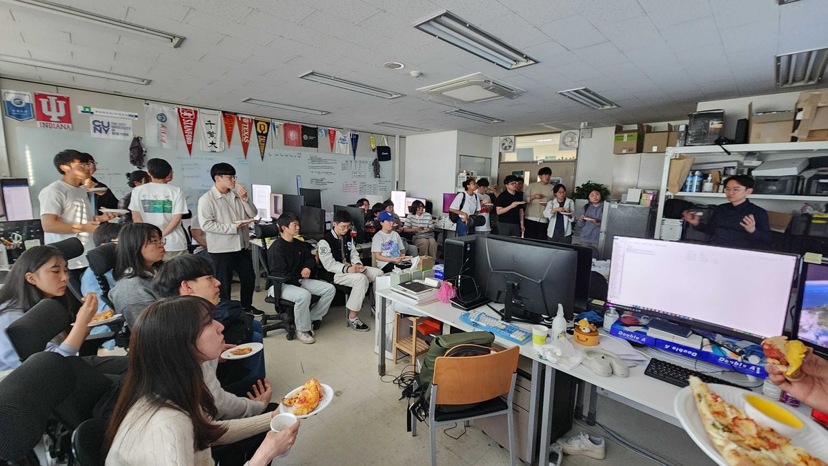 ryuyr77's tweet photo. Hosted open lab event for undergrad students 🌱🌷

A lot of questions, hot atmosphere!  ⁉️🍕

@snucals1 @snucalspress @ChanghyunChoi13 @sungchanm_ @ryoungseob @TK_EcoSensing @IjeonghoN @Sangjun777_ https://t.co/kQ2uL69qY5