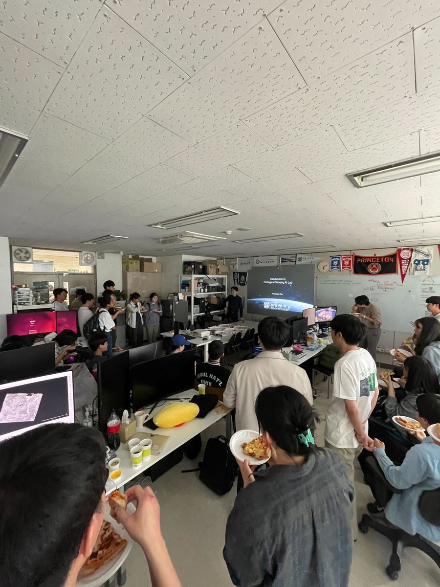 ryuyr77's tweet photo. Hosted open lab event for undergrad students 🌱🌷

A lot of questions, hot atmosphere!  ⁉️🍕

@snucals1 @snucalspress @ChanghyunChoi13 @sungchanm_ @ryoungseob @TK_EcoSensing @IjeonghoN @Sangjun777_ https://t.co/kQ2uL69qY5
