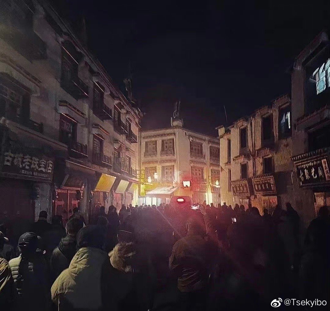 Tibetankyi's tweet photo. གཟའ་ལྷག་པའི་ཐོ་རེངས་ལ་པདྨ་ཚེ་བརྟན་གྱི་སྐུ་ཕུང་གདན་འདྲེན་སྐབས་སུ་ལྷ་སའི་གཙུག་ལག་ཁང་དང་བར་སྐོར་དུ་མི་མང་པོ་ཡོང་ནས་མཐའ་མའི་སྐྱེལ་མ་ཞུས་འདུགMany people gathered and sent off the late #PemaTseden on his final circumambulation of the Jokhang in #Lhasa. https://t.co/Z0d6UXLdwk