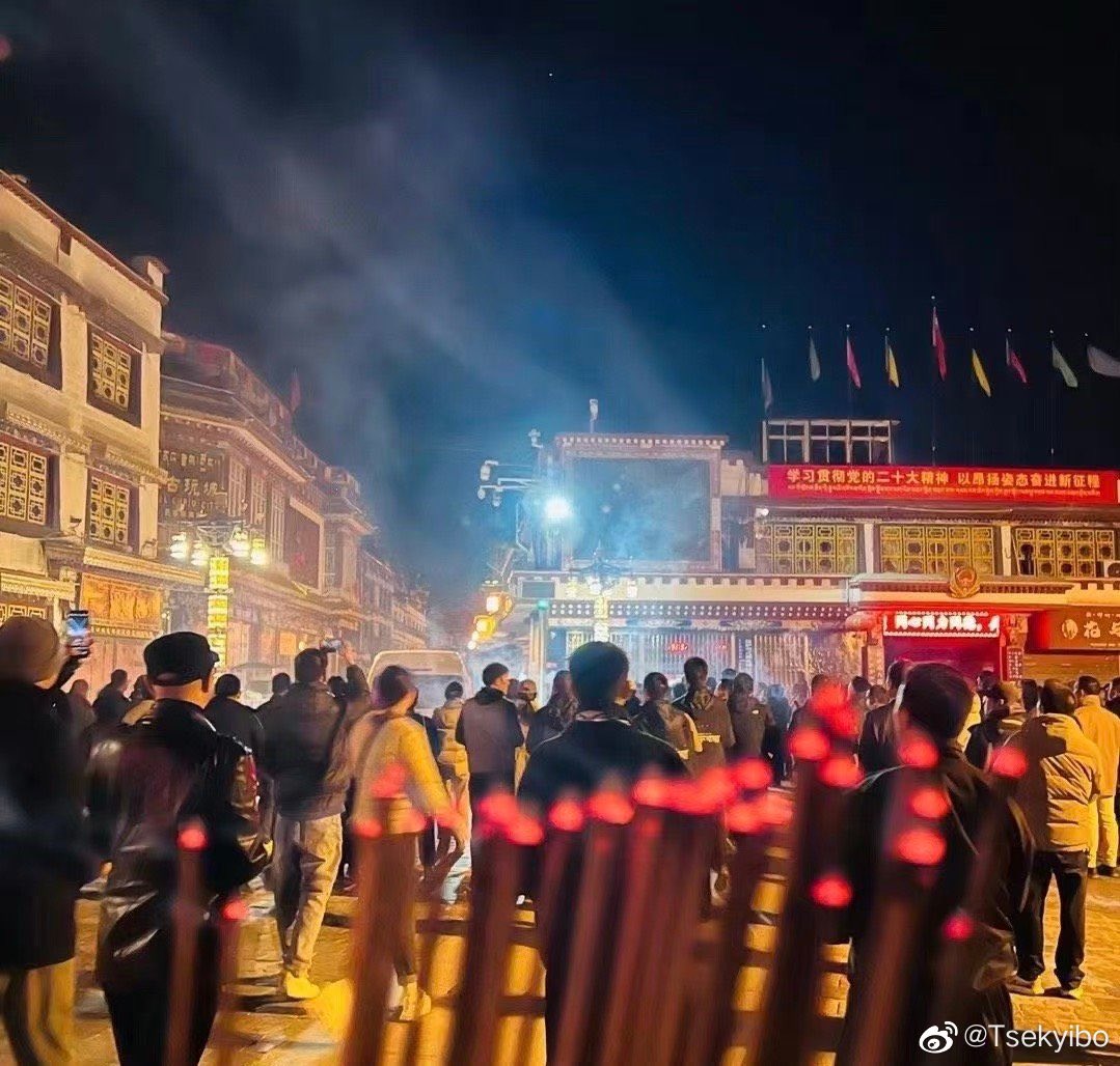 Tibetankyi's tweet photo. གཟའ་ལྷག་པའི་ཐོ་རེངས་ལ་པདྨ་ཚེ་བརྟན་གྱི་སྐུ་ཕུང་གདན་འདྲེན་སྐབས་སུ་ལྷ་སའི་གཙུག་ལག་ཁང་དང་བར་སྐོར་དུ་མི་མང་པོ་ཡོང་ནས་མཐའ་མའི་སྐྱེལ་མ་ཞུས་འདུགMany people gathered and sent off the late #PemaTseden on his final circumambulation of the Jokhang in #Lhasa. https://t.co/Z0d6UXLdwk