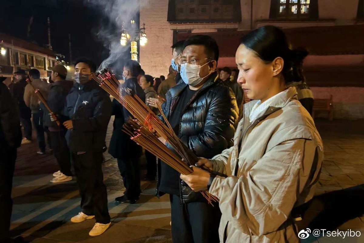 གཟའ་ལྷག་པའི་ཐོ་རེངས་ལ་པདྨ་ཚེ་བརྟན་གྱི་སྐུ་ཕུང་གདན་འདྲེན་སྐབས་སུ་ལྷ་སའི་གཙུག་ལག་ཁང་དང་བར་སྐོར་དུ་མི་མང་པོ་ཡོང་ནས་མཐའ་མའི་སྐྱེལ་མ་ཞུས་འདུགMany people gathered and sent off the late #PemaTseden on his final circumambulation of the Jokhang in #Lhasa.