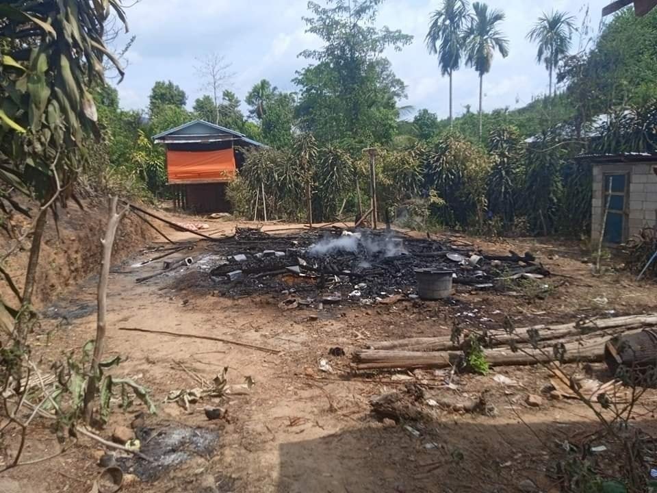 HURFOM's tweet photo. 1/4 Although there was no armed conflict in the area, the military junta deployed airstrikes to bomb a village where Karen people lived in Ye Township, Mon State. It happened twice on the night of May 7 and the morning of May 8. https://t.co/JI5x01r8fM