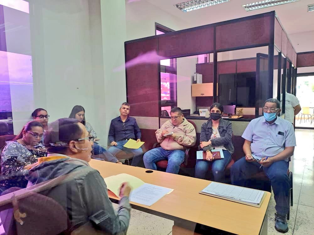 BermudezJoseA's tweet photo. Sostuve importante reunion con los equipos de Administración y Finanzas, Talento Humano, Planificación y Educación de la @Gob_Tachira para revisar tareas y avanzar en la solución de los nudos críticos que se nos presentan en la gestión administrativa y tecnológica 
@FreddyBernal https://t.co/BjsfL8Q5Ik