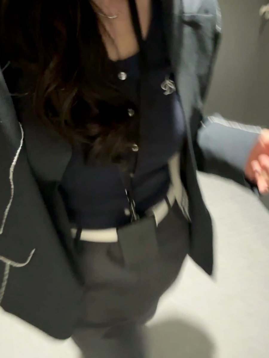 wong_0603's tweet photo. 女性として、男性が多く働く業界で活躍するために、人生でも仕事でも自信を持ち続けることがとても重要です。✨👩‍💼💼 どんな状況にも立ち向かい、自分の力を信じて、成功への道を切り開きましょう！💪🌟💯 #女性の力 #自信を持って #仕事も人生も #男性が多い業界で活躍 https://t.co/Rm4RWA0SY1