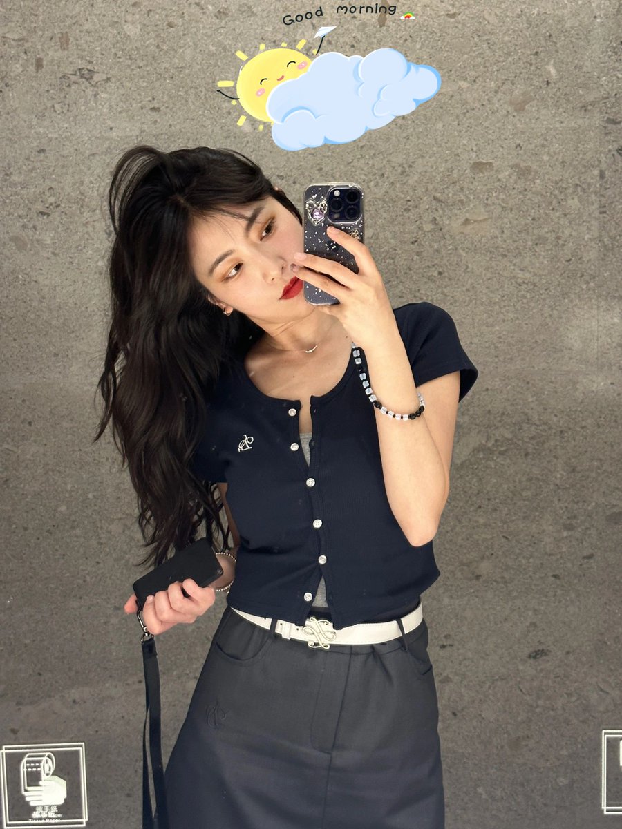 wong_0603's tweet photo. 女性として、男性が多く働く業界で活躍するために、人生でも仕事でも自信を持ち続けることがとても重要です。✨👩‍💼💼 どんな状況にも立ち向かい、自分の力を信じて、成功への道を切り開きましょう！💪🌟💯 #女性の力 #自信を持って #仕事も人生も #男性が多い業界で活躍 https://t.co/Rm4RWA0SY1