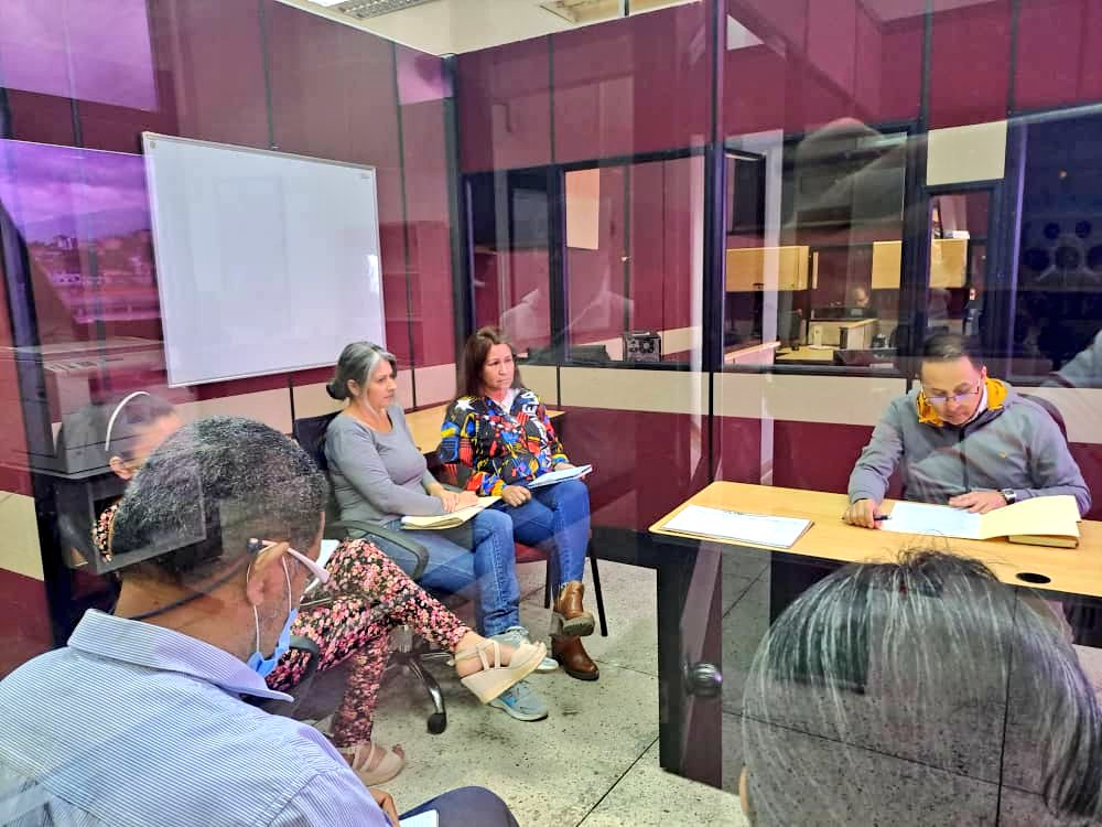 BermudezJoseA's tweet photo. Sostuve importante reunion con los equipos de Administración y Finanzas, Talento Humano, Planificación y Educación de la @Gob_Tachira para revisar tareas y avanzar en la solución de los nudos críticos que se nos presentan en la gestión administrativa y tecnológica 
@FreddyBernal https://t.co/BjsfL8Q5Ik