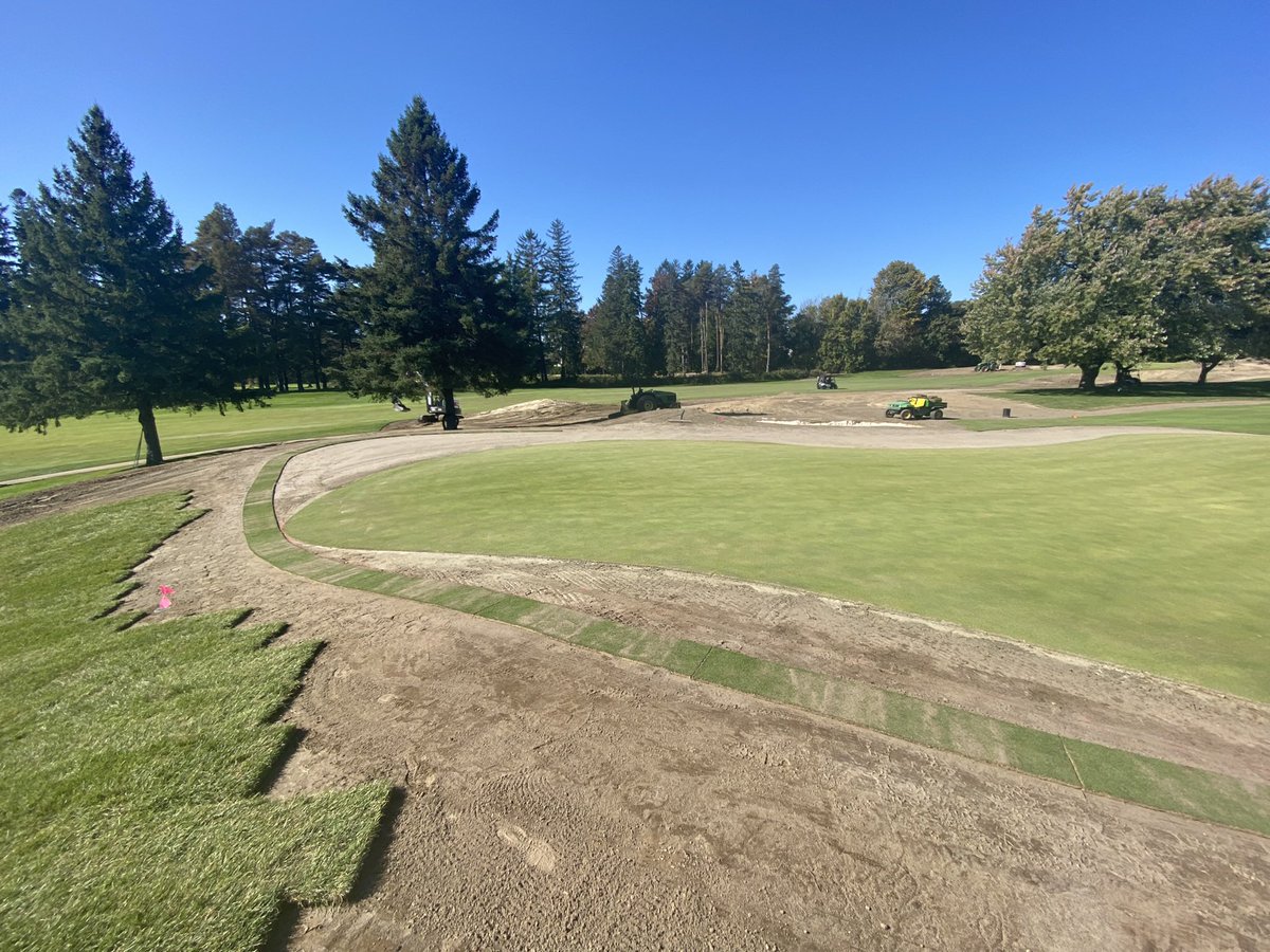 RobertMackay75's tweet photo. Hole 2 @RivermeadGolf. Before and after. One of the largest transformations thus far in the project. Lots of mound removal and the 40 yd long bunker on right is gone. Right side expansion green. Full tee reconstruction as well. Well done @jeff_mingay @jamieknorr86 ! https://t.co/GUPP0IugKE
