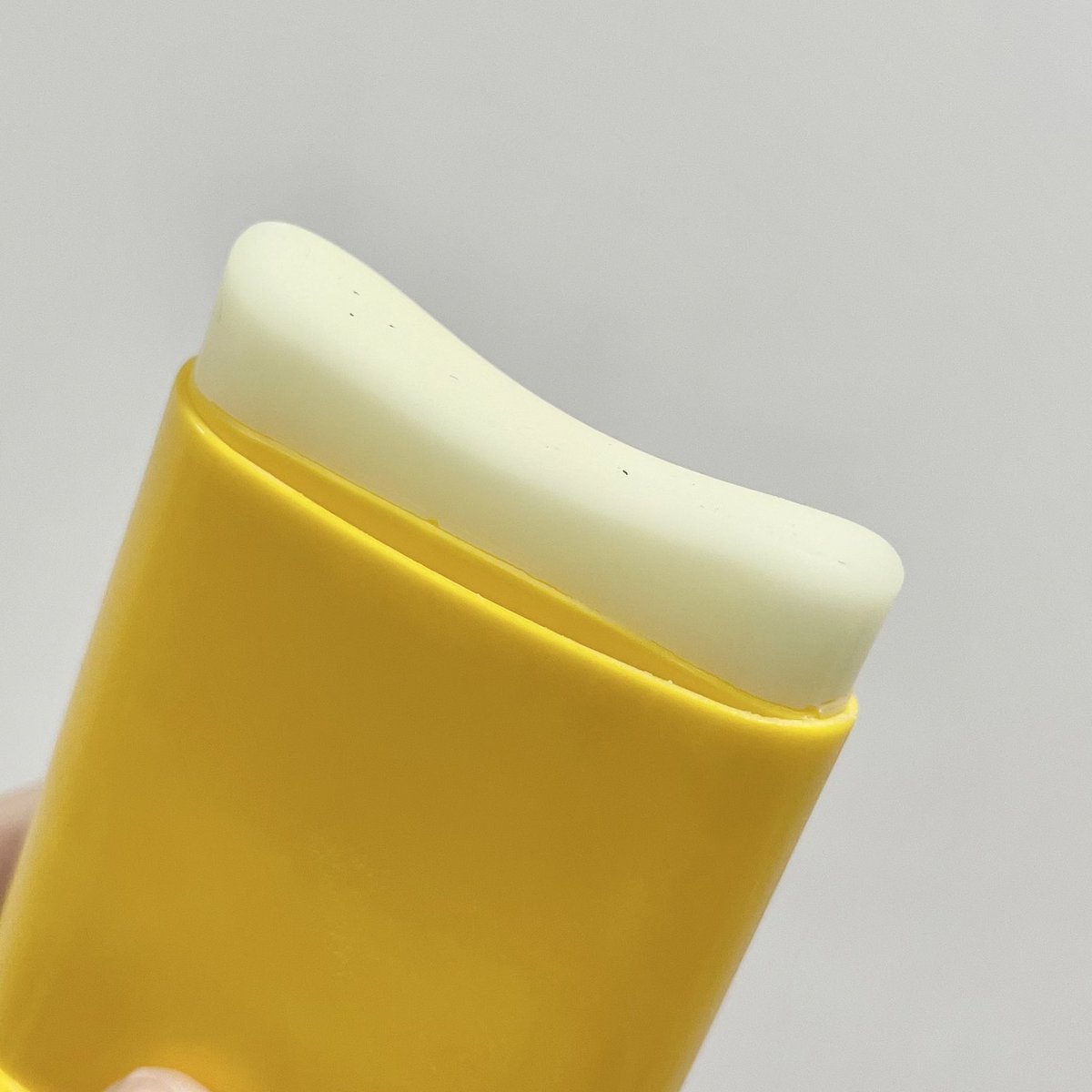 sfkkfs_'s tweet photo. กุแนะนำมากกก เดอะเบสกันแดด sun stick แค่หมุนทา จบ  ซึมเข้าผิวทันที ไม่เหนียว กุทาทั้งคอ ใบหูเลย สะดวกโคตร เดอะเบสในใจตอนนี้ ใช้โคตรดี https://t.co/VqYe0vcBRr