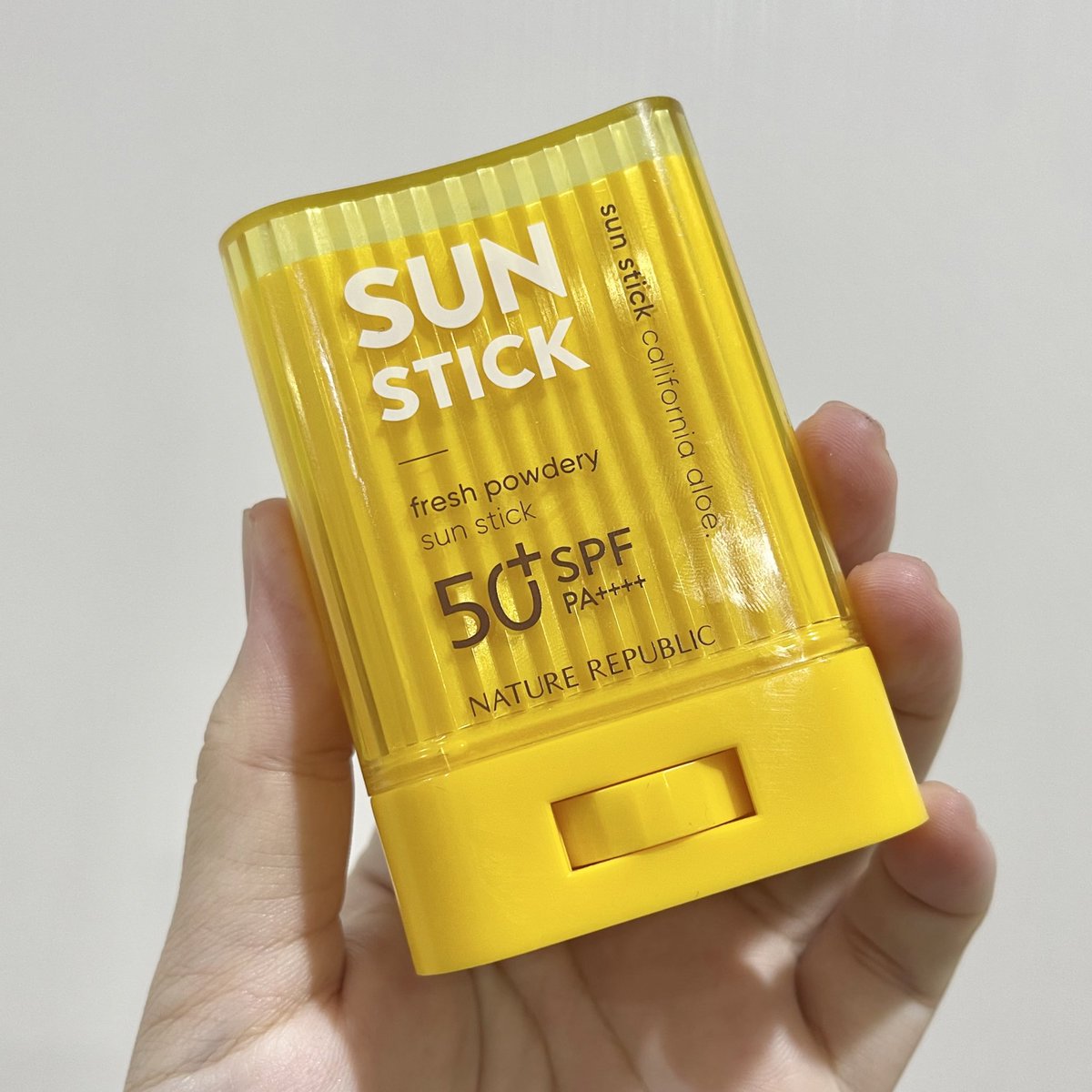 sfkkfs_'s tweet photo. กุแนะนำมากกก เดอะเบสกันแดด sun stick แค่หมุนทา จบ  ซึมเข้าผิวทันที ไม่เหนียว กุทาทั้งคอ ใบหูเลย สะดวกโคตร เดอะเบสในใจตอนนี้ ใช้โคตรดี https://t.co/VqYe0vcBRr