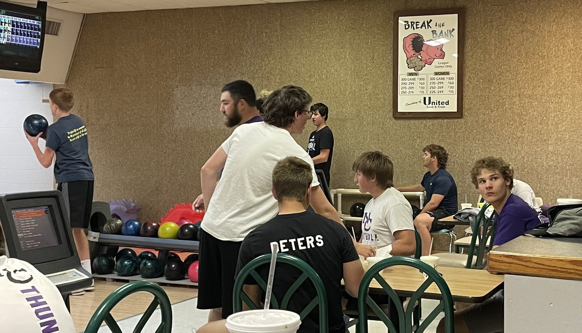 CentralNemaha's tweet photo. Rainout?? No problem, the Thunder spent the afternoon at 36 Alleys after their games against Marysville were cancelled. #NCThunder #Family https://t.co/x06qvD9ibs