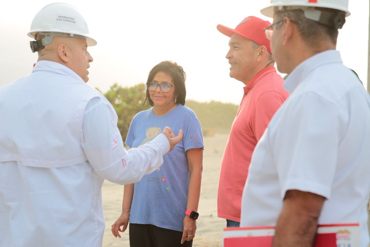 MPPOP_OFICIAL's tweet photo. El Mtro. De Obras Públicas @GRaulparedes , Junto a la Vice Pdta. @delcyrodriguezv y el Gob. Del edo. La Guaira @Jateranoficial , inspeccionaron las trabajos de rehabilitación y embellecimiento en la ciudad vacacional "Los Caracas". 
#MaduroMásPueblo
@NicolasMaduro https://t.co/xpQTTpMldL