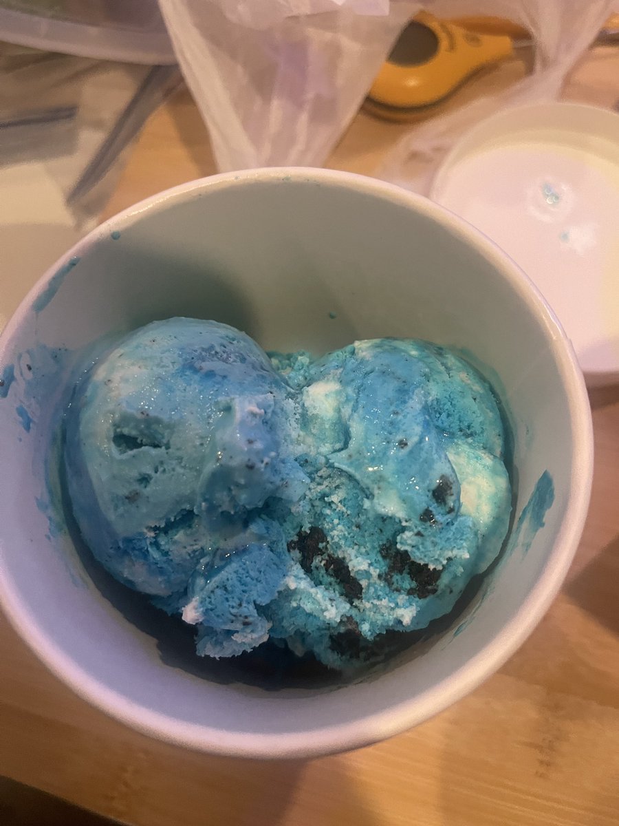 thejulius's tweet photo. @SMOOSHcookies Your quality control standards are too low as evidenced by your Heights location. So either the franchisee is feeling stretched thin resorting to service like this or ownership isn’t concerned about maintaining adequate measures to ensure the customer doesn’t get hosed like this https://t.co/gsZeHYm6Xj