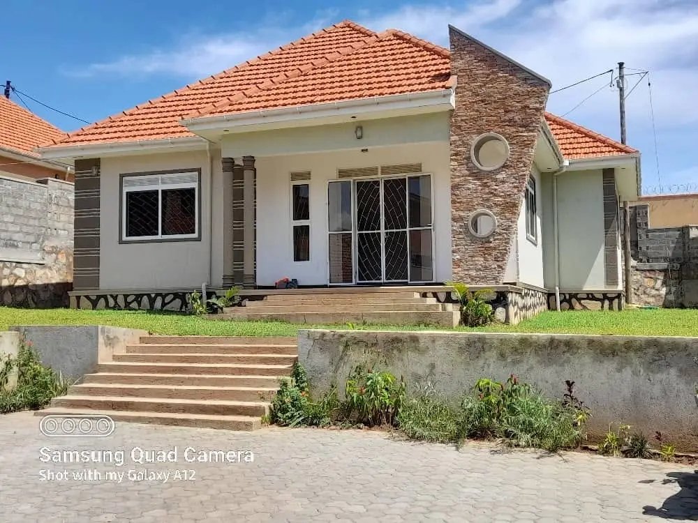 shukranproperty's tweet photo. NEW BUNGALOW HOUSE FOR SALE
*PRICE* : UGX #380M
*LAND* : #15DECIMALS LAND TITLE
*LOCATION* : NAJJERA KIRA
#4BEDROOMS, 3 TOILETS , 1 boy's quarter.
What's app me (+256706592177 https://t.co/AsA5PawuMd