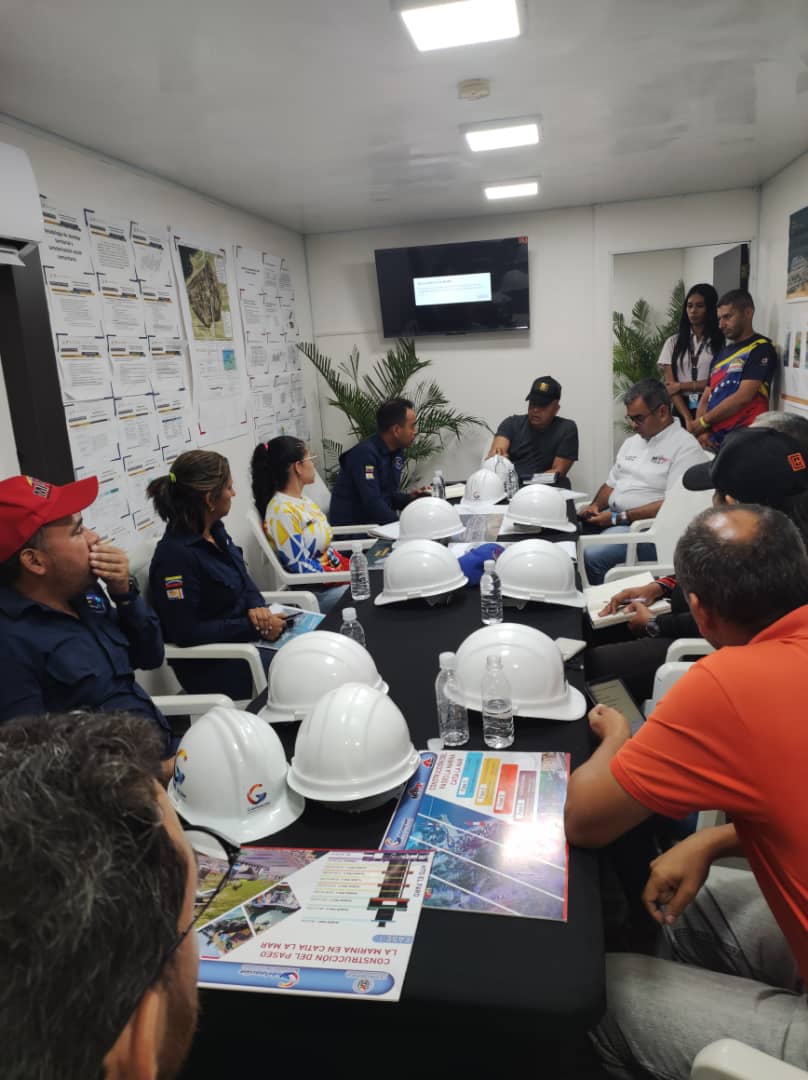MPPOP_OFICIAL's tweet photo. #AHORA || Mtro. De Obras Públicas, @GRaulparedes lidera reunión de trabajo que busca finiquitar detalles para el inicio de la construcción de la Cinta Costera "Paseo La Marina" en Catia La Mar Edo. La Guaira.
#MaduroMásPueblo https://t.co/UfigjSDs32