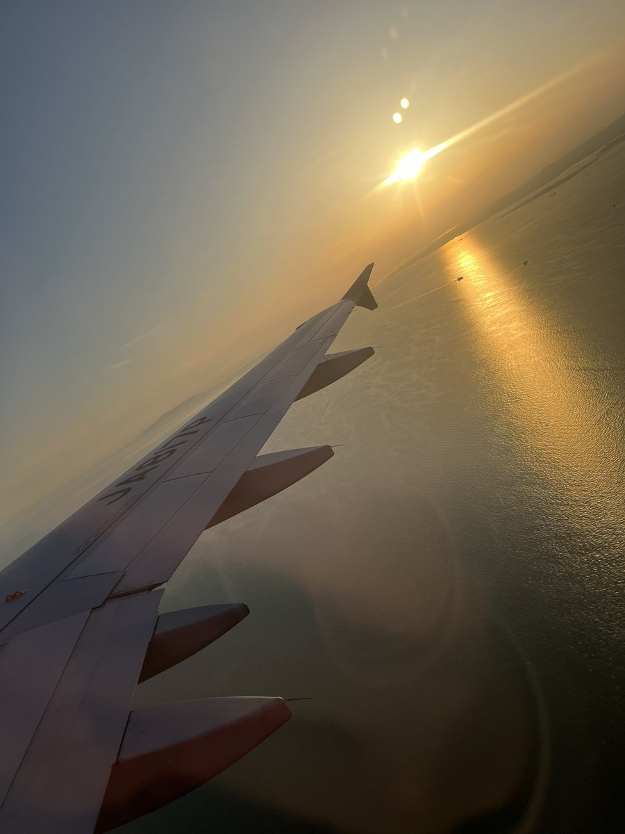 s_parcy's tweet photo. 飛行機からふと見ると綺麗な景色が広がっていました。
この景色を奥さんにも見せてあげたいなと感じた同時に、私がサポートする方にはそう思えるパートナーを見つけてもらいたいです。

パートナーのことを考えている、一緒にいる時の自分が好きって思えていますか？ https://t.co/kY2Spx8yxO
