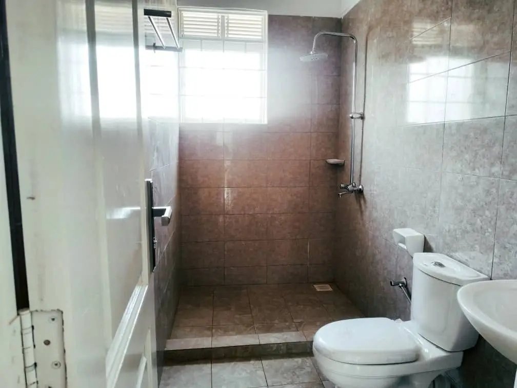shukranproperty's tweet photo. NEW BUNGALOW HOUSE FOR SALE
*PRICE* : UGX #380M
*LAND* : #15DECIMALS LAND TITLE
*LOCATION* : NAJJERA KIRA
#4BEDROOMS, 3 TOILETS , 1 boy's quarter.
What's app me (+256706592177 https://t.co/AsA5PawuMd