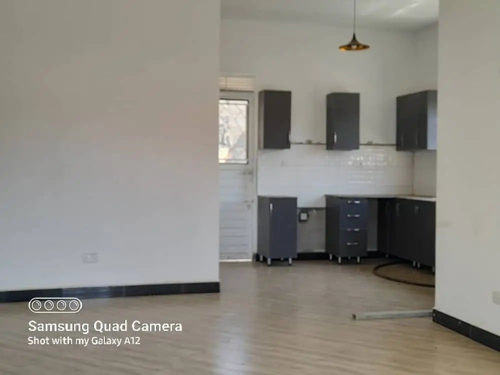 shukranproperty's tweet photo. NEW BUNGALOW HOUSE FOR SALE
*PRICE* : UGX #380M
*LAND* : #15DECIMALS LAND TITLE
*LOCATION* : NAJJERA KIRA
#4BEDROOMS, 3 TOILETS , 1 boy's quarter.
What's app me (+256706592177 https://t.co/AsA5PawuMd
