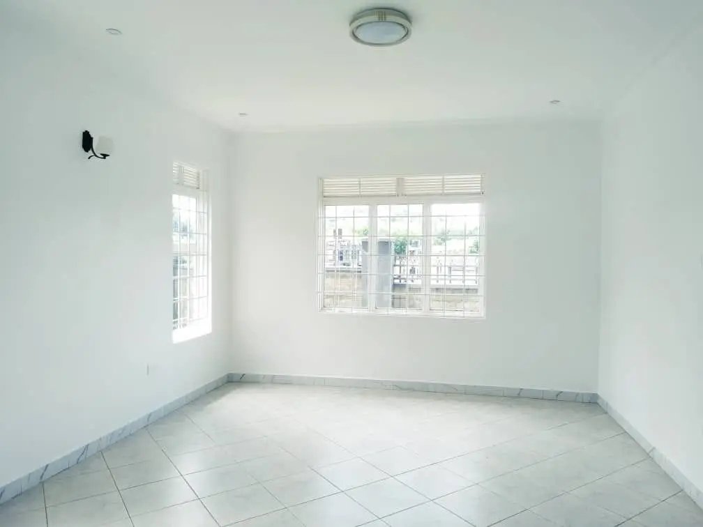 shukranproperty's tweet photo. NEW BUNGALOW HOUSE FOR SALE
*PRICE* : UGX #380M
*LAND* : #15DECIMALS LAND TITLE
*LOCATION* : NAJJERA KIRA
#4BEDROOMS, 3 TOILETS , 1 boy's quarter.
What's app me (+256706592177 https://t.co/AsA5PawuMd