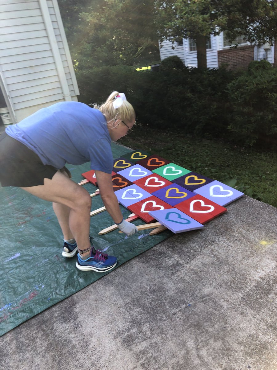 gwenfox5dc's tweet image. I’m talking ⁦#rusticlove heart signs making a difference for those with food insecurity See my story ⁦@fox5dc⁩ 6pm