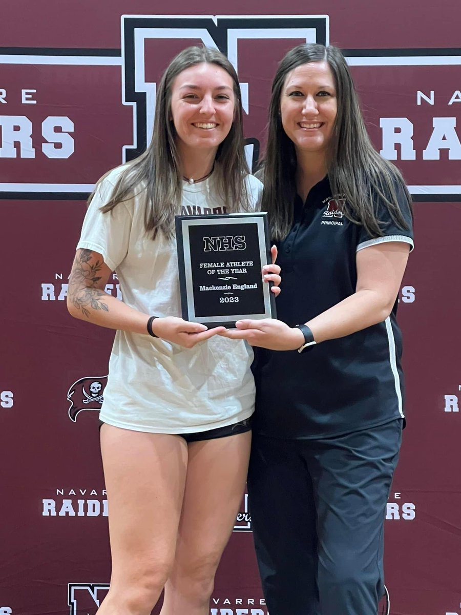 KenzieEngland10's tweet image. So grateful to have been chosen for Athlete of the Year at Navarre High School, as well as being chosen for the Navarre High Hall of Fame for basketball! Thank you to all the admin at the school