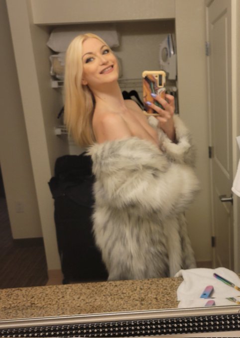 This coat is so 🔥 https://t.co/QD5Vdt3iAE