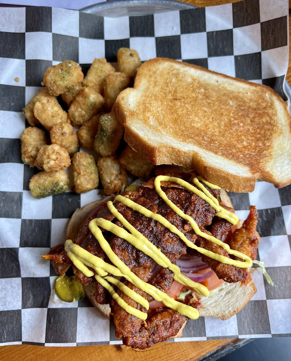 BrianJohnsonMPA's tweet image. 10/10 absolute fire. Nashville hot #softshell from @rebelliondc on the Pike.