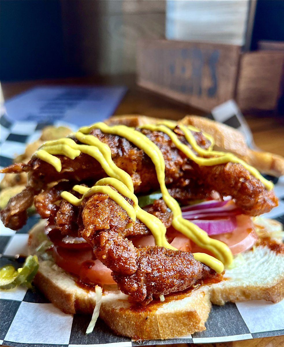 BrianJohnsonMPA's tweet image. 10/10 absolute fire. Nashville hot #softshell from @rebelliondc on the Pike.