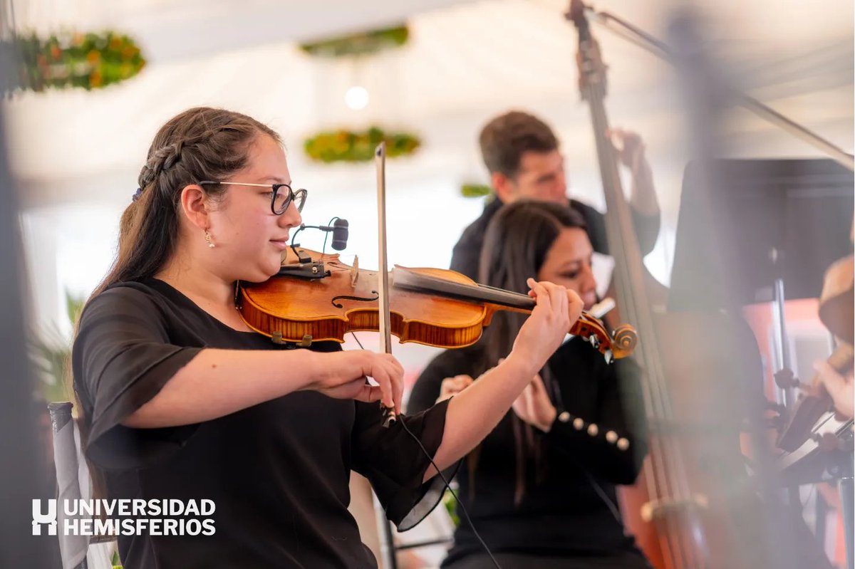 orquestajovenec's tweet photo. Muy felices por haber sido parte de la XV ceremonia de graduación de la @uhemisferios junto a los brillantes estudiantes de la escuela de música. 

¡Felicidades!🎓

#uhemisferios #uhe #concert #stringquartet #graduación #quito https://t.co/ciLsR0HFso