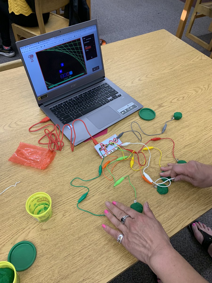 I love my job! Having fun @07003Fairview #familyscience with @makeymakey!! Thank you @BloomfieldEA Pride Grant❤️❤️