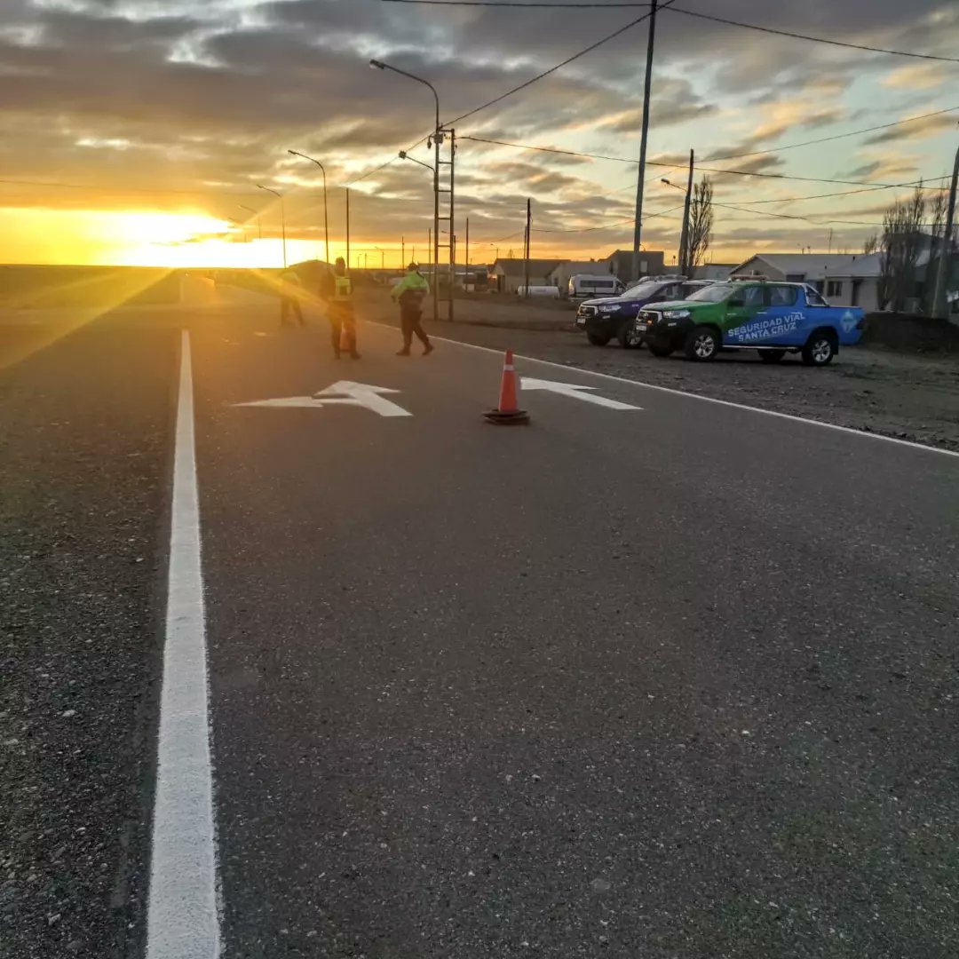 SegVialStaCruz's tweet photo. 🚨 Personal de nuestra agencia y Policía Caminera realiza control en la Unidad Operativa La Esperanza. https://t.co/ZZcSEQRRiT