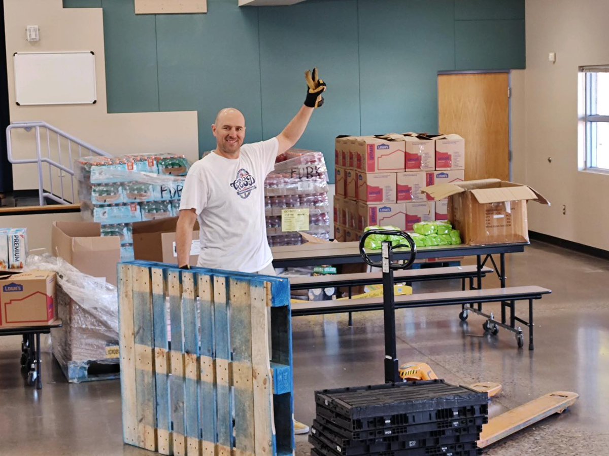 GESD40's tweet photo. HAPPENING TOMORROW: The GESD Food Distribution is Wednesday, May 10 at 8:30 a.m. until the food runs out. Arrive early and don't forget to bring your ID for this distribution happening at the GESD System of Care Center located at 7677 W. Bethany Home Road. #SpreadTheWord #GESD40 https://t.co/M4tyrmpwqd