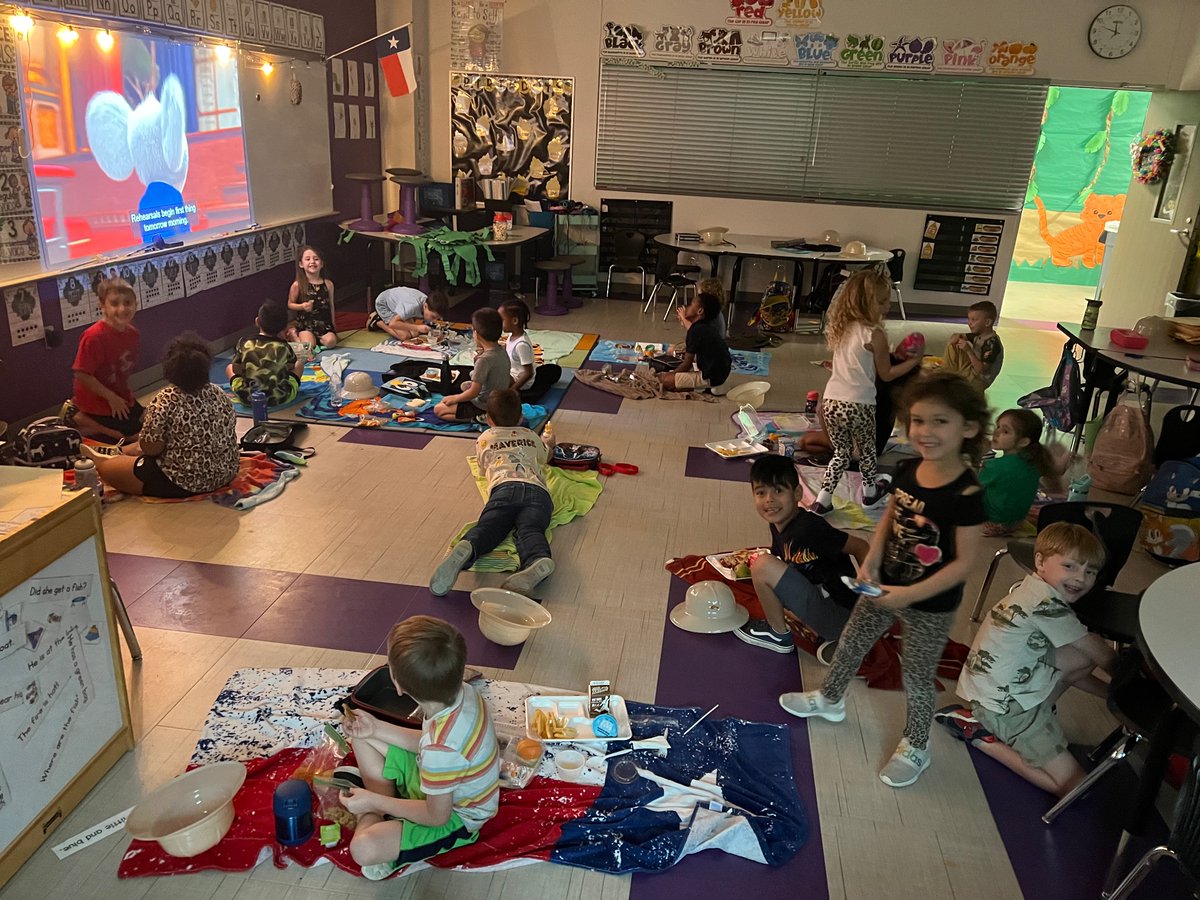 ddekoch's tweet photo. We had a jungle safari today with a picnic in the classroom! So much fun ☀️ https://t.co/PAp1j9X05b