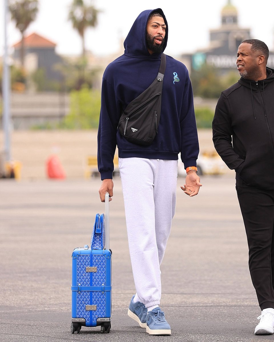 Lakers's tweet photo. Business trip. https://t.co/lA2cLyHZZv
