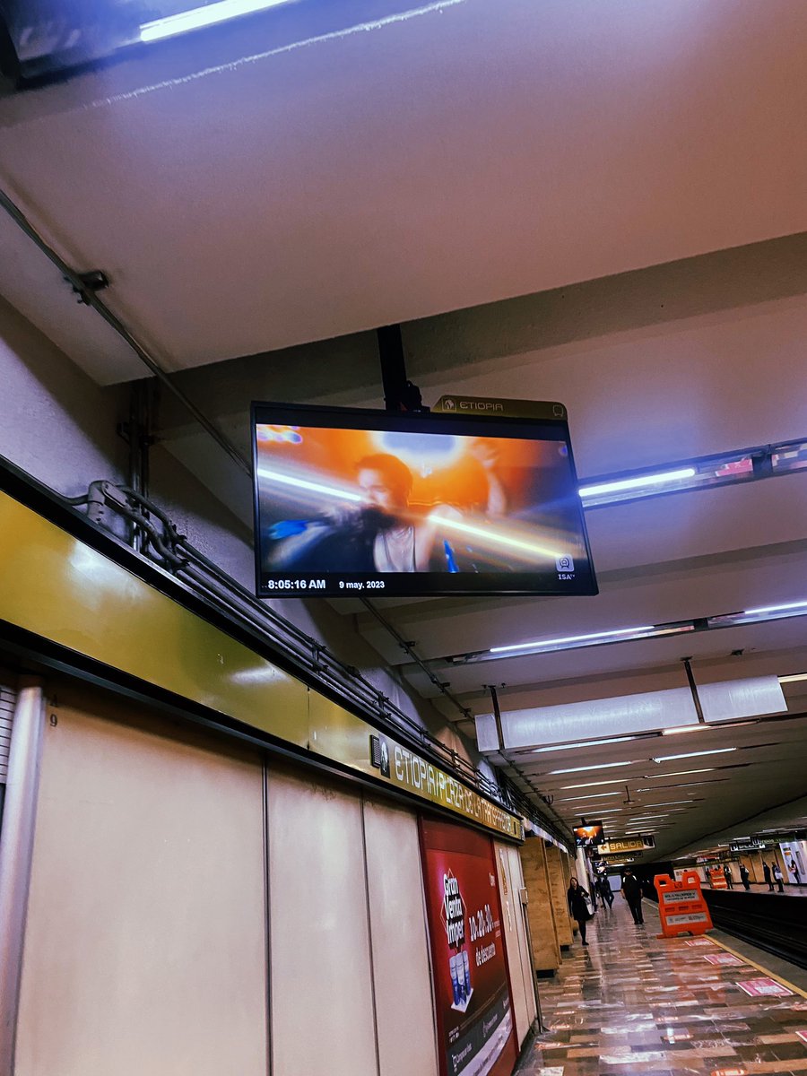 dimitriaquelarr's tweet photo. Porque se podrá llegar tarde al trabajo pero nadie se pierde #QueSeEnteren de @DimitriBrujas en el Metro de la CDMX 🤘🏻❤️ https://t.co/SKXvIMFdPQ