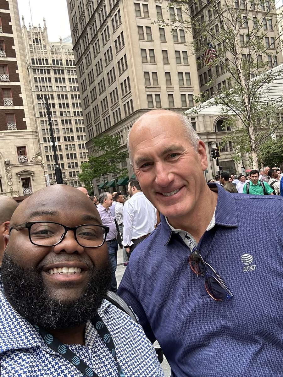 You never know who you will run into while at in Dallas at Headquarters. It was a pleasure meeting our CEO John Stankey. @Thrive_CAS @LifeAtATT @MDPAlumni  #CenterOps #Time2Thrive