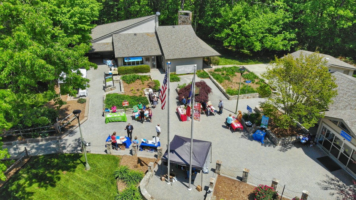 NCCommerce's tweet photo. This #TTWeekNC, we're celebrating our #NCWelcomeCenters and the visitors who travel to and through our state. Welcome Centers provide information for visitors, and are staffed by nationally-certified travel counselors.
More: https://t.co/h23CureUfr
#NCTourism #EconDevWeek https://t.co/TwFmvWyMaf