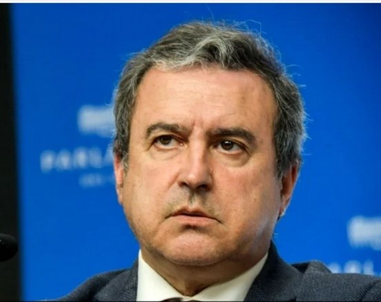 urraburu's tweet photo. El presidente Lacalle Pou tiene que exigirle al nuevo ministro de Vivienda, Raúl Lozano, que anule la entrega del apto. a la militante de Cabildo Abierto, y que presente la lista completa de militantes de todos los partidos que recibieron igual privilegio en los últimos 15 años. https://t.co/PzNnwbqWP3